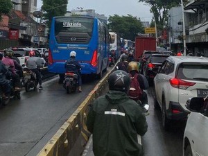 Ade Lelah Hadapi Macet Jatinegara Tiap Pagi, Harap Proyek Trotoar Dirapikan