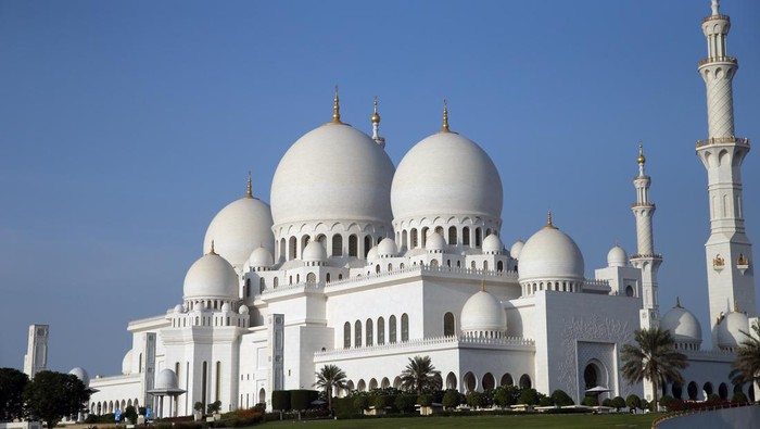 Sheikh Zayed Grand Mosque, Abu Dhabi, United Arab Emirates. (Photo by: Godong/Universal Images Group via Getty Images)