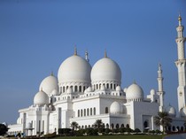5 Fakta Masjid Agung Sheikh Zayed yang Dikunjungi Aktor Korea So Ji Sub