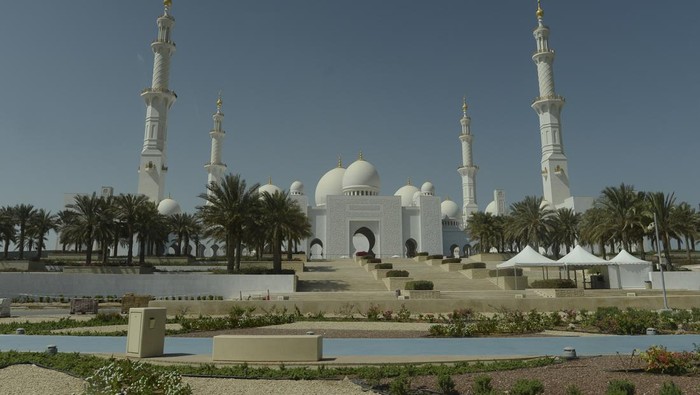 A general view of the Sheikh Zayed Grand Mosque (Arabic: ???? ????? ???? ???????), located in the capital city and considered to be the key for worship in the United Arab Emirate. Abu Dhabi, UAE. 11 October 2015. (Photo by Artur Widak/NurPhoto) (Photo by NurPhoto/NurPhoto via Getty Images)