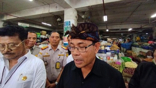 Kepala Dinas Pertanian Provinsi Bali I Wayan Sudana saat menemani Menteri Pertanian Syaiful Yasin Limpo di Pasar Badung, Denpasar, Kamis (2/2/2023).