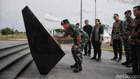 Panglima TNI Laksamana H. Yudo Margono penandatangan plakat peresmian Monumen Soedirman.