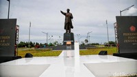 Menumen ini menjulang setinggi 15 meter dan merupakan monumen Jenderal Soedirman tertinggi di Indonesia.