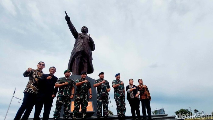 Keren! Monumen Jenderal Soedirman Menjulang Tinggi di PIK 2 Monumen Jenderal Soedirman diresmikan di area CBD PIK 2, Jumat, (3/2/2023). Monumen ini menjulang setinggi 15 meter.
