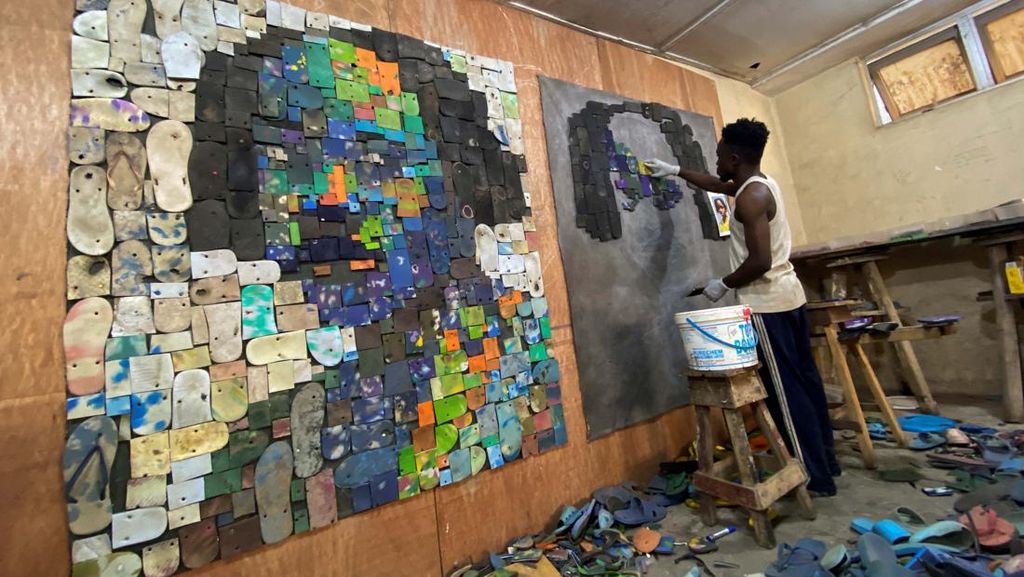 Keren! Seniman Nigeria Ini Bikin Lukisan dari Sendal Bekas