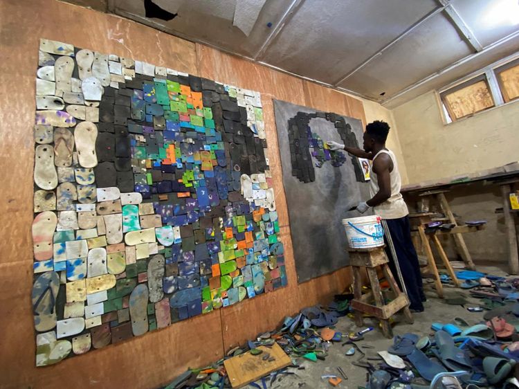 Keren! Seniman Nigeria Ini Bikin Lukisan dari Sendal Bekas