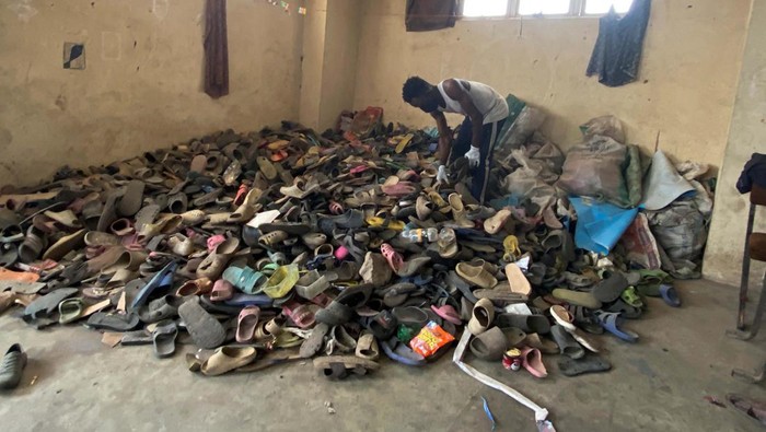 Keren! Seniman Nigeria Ini Bikin Lukisan dari Sendal Bekas Nigerian artist Eugene Komboye scrolls through his page on instagram where he posts images of artworks he created using discarded plastic flip-flop sandals, in his studio in Abeokuta, Ogun state, Nigeria, January 21, 2023. REUTERS/Seun Sanni