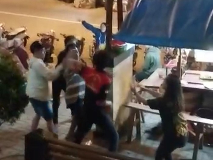 Keributan pemilik dan pelanggan angkringan di Ngawi