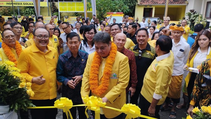 Ketua Umum Partai Golkar Airlangga Hartarto saat meresmikan Yellow Clinic di Kantor DPD Golkar, Denpasar, Bali, Jumat (3/2/2023).