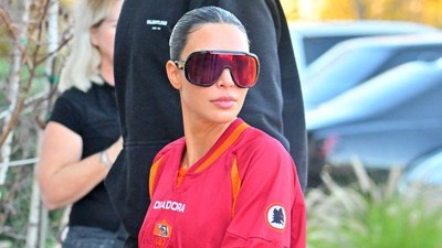 Foto: Kim Kardashian Pakai Jersey Bola Klasik AS Roma