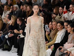 10 Koleksi Fendi Couture Spring/Summer 2023, Busana Bergaya 90-an