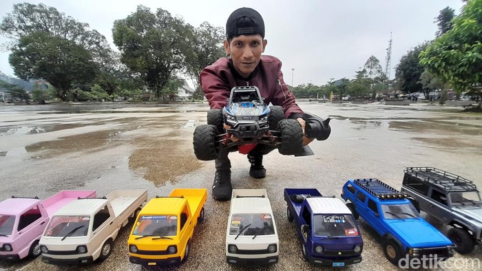 Koleksi mainan mobil RC milik Iyan Pranasoerya, Warga Regolwetan, Kecamatan Sumedang Selatan.