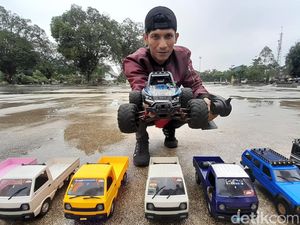 Cerita Warga Sumedang Koleksi Ragam Bentuk Mobil RC