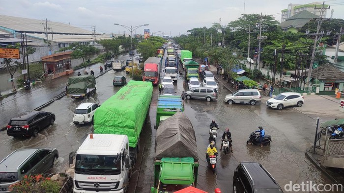 Kondisi arus lalu lintas di Jalan Kaligawe Semarang yang masih tergenang pagi ini, Jumat (3/2/2023).