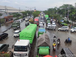 Jalan Kaligawe Depan RSI Banjir, Semarang-Demak via Pantura Macet