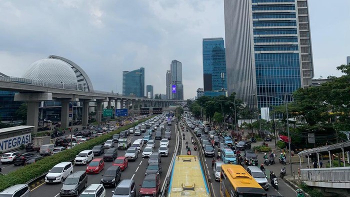 Kondisi lalu lintas di Jalan Gatot Subroto, tepatnya di Pancoran, arah Cawang pada Jumat (3/2/2023) petang.