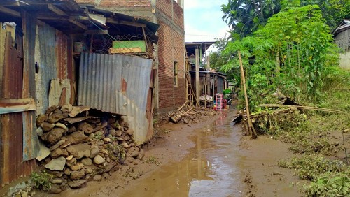 Warga yang kebanjiran di Dompu, NTB, mengeluhkan perhatian pemda. Tidak ada dapur umum atau tenda darurat, padahal lumpur masih menggenangi rumah warga.