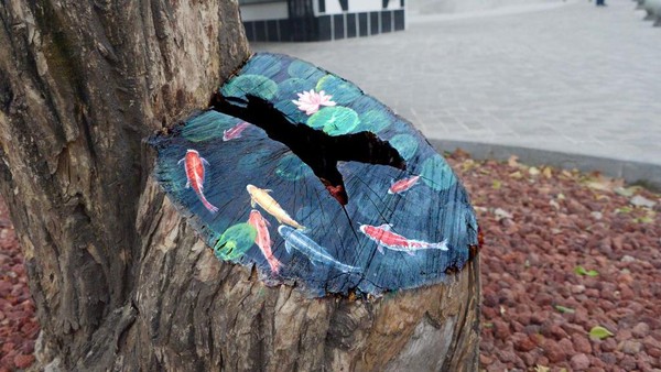 Kemudian yang terakhir ada lukisan yang menggambarkan ikan koi. Wah.. Kreatif banget ya..  