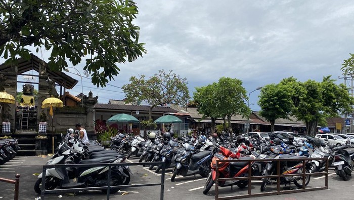 Lahan parkir di Pasar Seni Sukawati 2 yang nantinya juga akan direnovasi. (Siti Mu’amalah)