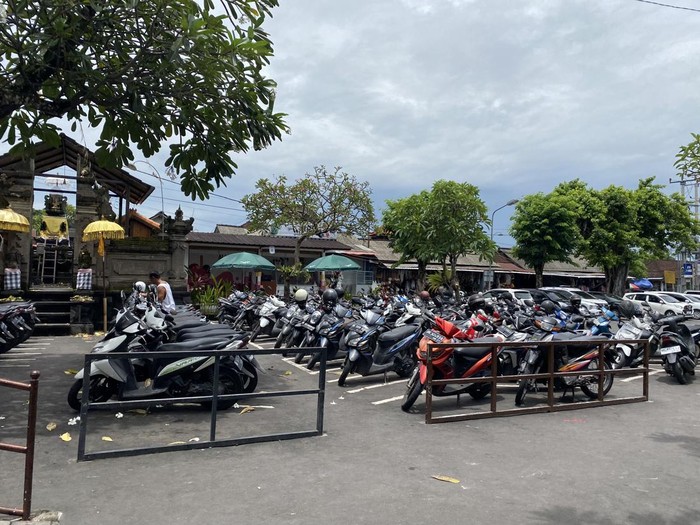 Lahan parkir di Pasar Seni Sukawati 2 yang nantinya juga akan direnovasi. (Siti Mu’amalah)