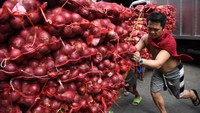 Nicholas Mapa, seorang ekonom senior di bank ING yang tinggal di Manila mengatakan bahwa beberapa restoran bahkan berhenti menjual menu yang mengandung bawang. Onion rings yang biasanya ada di hidangan burger misalnya, telah menghilang dari menu. (Ted Aljibe/AFP/Getty Images)  