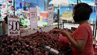 Nicholas Mapa mengatakan setidaknya ada dua faktor yang melatarbelakangi kenaikan harga tersebut. Proyeksi dari Kementerian Pertanian yang dirilis pada Agustus mengindikasikan bahwa Filipina akan memproduksi lebih sedikit bawang dari yang dibutuhkan.  