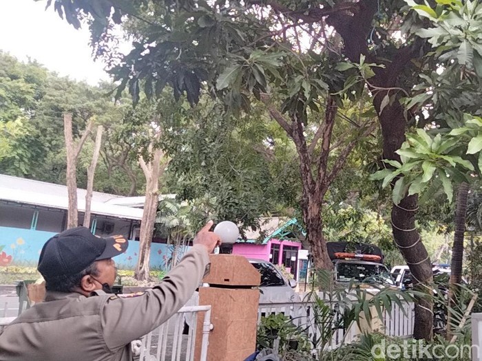 lokasi percobaan bunuh diri di pohon mangga depan polsek gubeng