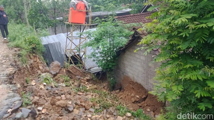 Longsor Talut tebing menghantam rumah warga Dusun Bometen, Desa Ngandong, Kecamatan Gantiwarno, Klaten, Jumat (3/2/2023).