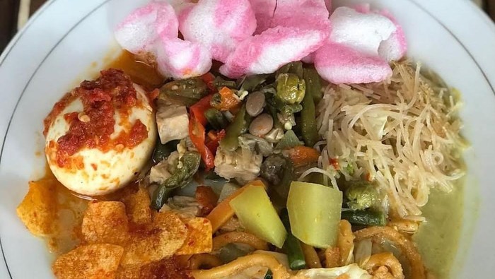 Lontong Medan di Kedai Kak Zahra Bandung.