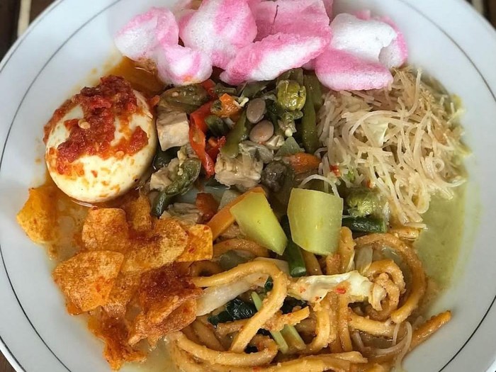 Lontong Medan di Kedai Kak Zahra Bandung.