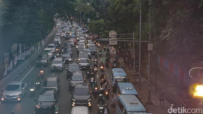 Macetnya lalin di Jalan Raya Casablanca, Jaksel menuju Kampung Melayu (Rumondang/detikcom)