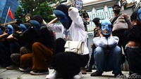 Aksi menggambarkan peristiwa tragedi Ghulja pada 5 Febuari 1997.