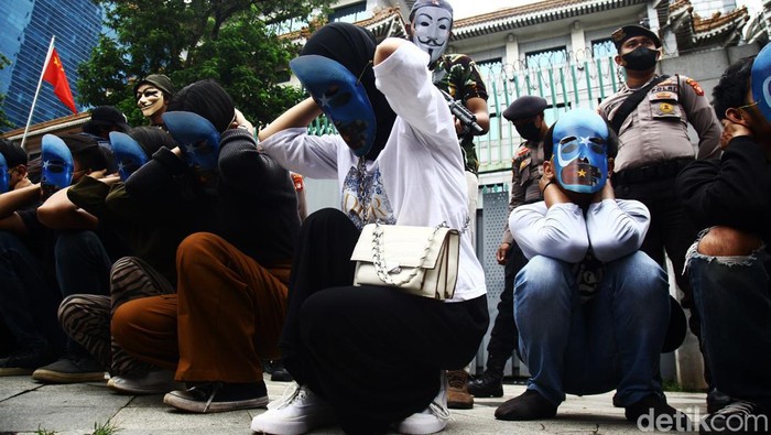 Mahasiswa Aksi Teatrikal Tragedi Ghulja di Kedubes China Sejumlah massa dari Aliansi Mahasiswa Islam (AMI) menggelar unjuk rasa di depan Kedutaan Besar China, Mega Kuningan, Jakarta, Jumat (3/2/2023). Mereka menuntut Pemerintah China bertanggung jawab atas kematian ratusan muslim Uighur dalam Tragedi Berdarah Ghulja 5 Febuari 1997.