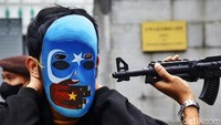 Aksi ini untuk menuntut Pemerintah China bertanggung jawab atas kematian ratusan muslim Uighur dalam tragedi berdarah Ghulja pada 5 Febuari 1997.