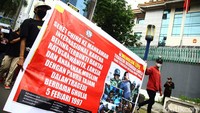 Massa juga membawa spanduk tuntutan dalam aksi tersebut.