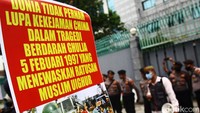 Massa ini juga menuntut agar kasus pelanggaran HAM di Xinjiang dibawa ke Mahkamah Internasional. 