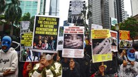 Poster-poster tuntutan dibentangkan di depan Kedubes China.