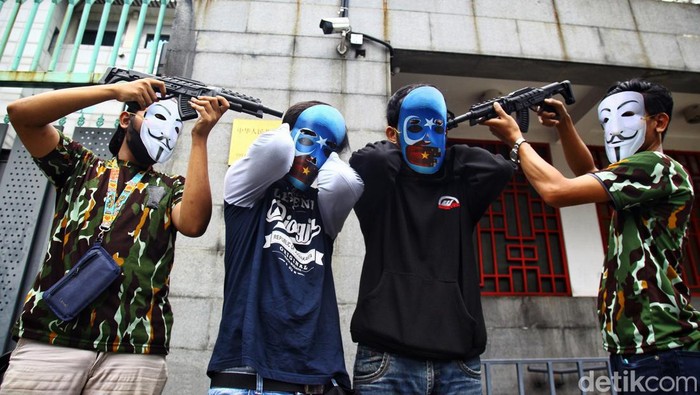 Sejumlah massa dari Aliansi Mahasiswa Islam (AMI) menggelar unjuk rasa di depan Kedutaan Besar China, Mega Kuningan, Jakarta, Jumat (3/2/2023). Mereka menuntut Pemerintah China bertanggung jawab atas kematian ratusan muslim Uighur dalam Tragedi Berdarah Ghulja 5 Febuari 1997.