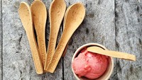 Untuk mengurangi limbah plastik dari sendok es krim, kini hadir penemuan baru yaitu sendok es krim yang terbuat dari es krim. Selain lebih ramah lingungkan, sendok ini juga bisa dimakan. Foto: Pool/Site