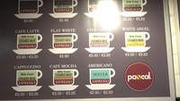 Untuk memudahkan para pengunjung menentukan minuman pesanan mereka. Kafe ini sengaja memasang menu, lengkap dengan komposisi minuman yang keren. Foto: Pool/Site