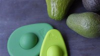 Supaya buah alpukat tak cepat menghitam dan busuk, ada benda unik yang diberi nama avocado hugger atau pemeluk alpukat. Unik ya? Foto: Pool/Site