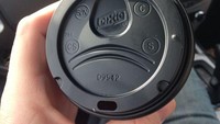 Hidung sering terkena tutup gelas kopi? Penemuan tutup gelas kopi ini, dilengkapi dengan tempat kecil agar hidung Anda tidak membentur tutup gelas. Foto: Pool/Site