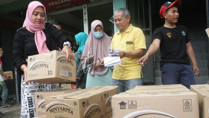 MinyaKita Mulai Masuk Pasar Lagi! Minyak goreng subsidi MinyaKita mulai masuk ke dalam operasi pasar kembali. Salah satunya di Pasar Sawojajar, Malang.