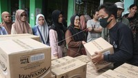 Sejumlah pedagang antre membeli minyak goreng subsidi MinyaKita untuk dijual kembali dalam operasi pasar di Pasar Sawojajar, Malang, Jawa Timur, Jumat (3/2/2023).