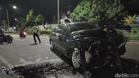 Polisi menyebut penumpang wanita di mobil dinas DPRD Jambi itu mengalami patah kaki akibat kecelakaan. (Dimas Sanjaya/detikSumut)