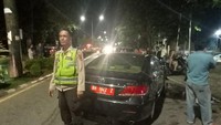 Mobil Toyota Camry milik Sekretariat DPRD Jambi mengalami kecelakaan tunggal. Saat kecelakaan mobil itu dikendarai oleh pelajar SMA. (Foto: Istimewa)