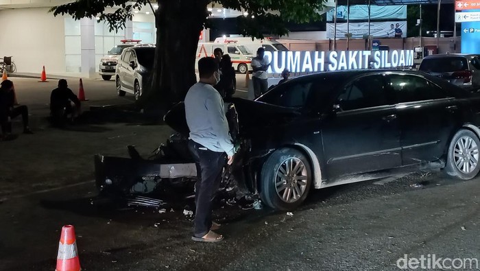 Mobil pelat merah yang mengalami kecelakaan tunggal di Jambi (Dimas Sanjaya/detikSumut)