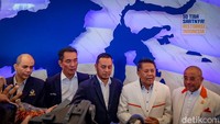 Sejumlah petinggi PKS dan NasDem turut hadir dalam pertemuan tersebut. Selain Sohibul, turut terlihat Ketua DPP NasDem Willy Aditya hingga Sekjen PKS Habib Aboe Bakar.