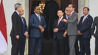 Jokowi berbincang dengan menteri luar negeri negara-negara ASEAN sebelum melakukan pertemuan pada kunjungan kehormatan di Istana Merdeka, Jakarta, Jumat (03/02/2023).   