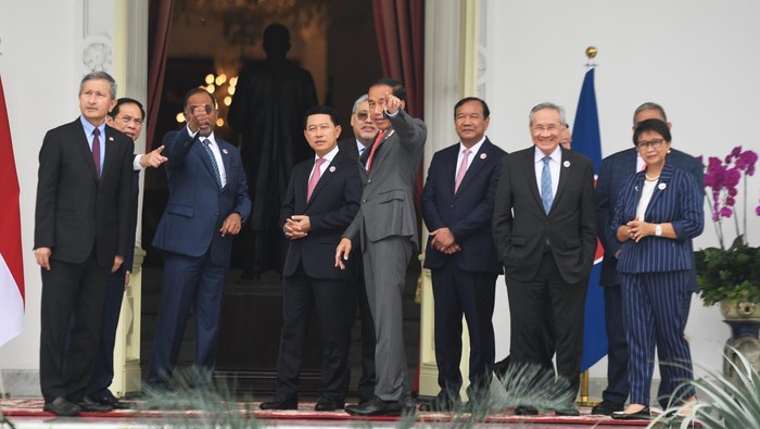 Presiden Joko Widodo (tengah) berbincanh dengan menteri luar negeri negara-negara ASEAN sebelum melakukan pertemuan pada kunjungan kehormatan di Istana Merdeka, Jakarta, Jumat (3/2/2023). Dalam pertemuan tersebut Presiden Joko Widodo memberikan pesan agar negara-negara ASEAN tidak menjadi proksi bagi siapa pun, serta pentingnya menjaga sentralitas dan kesatuan ASEAN.